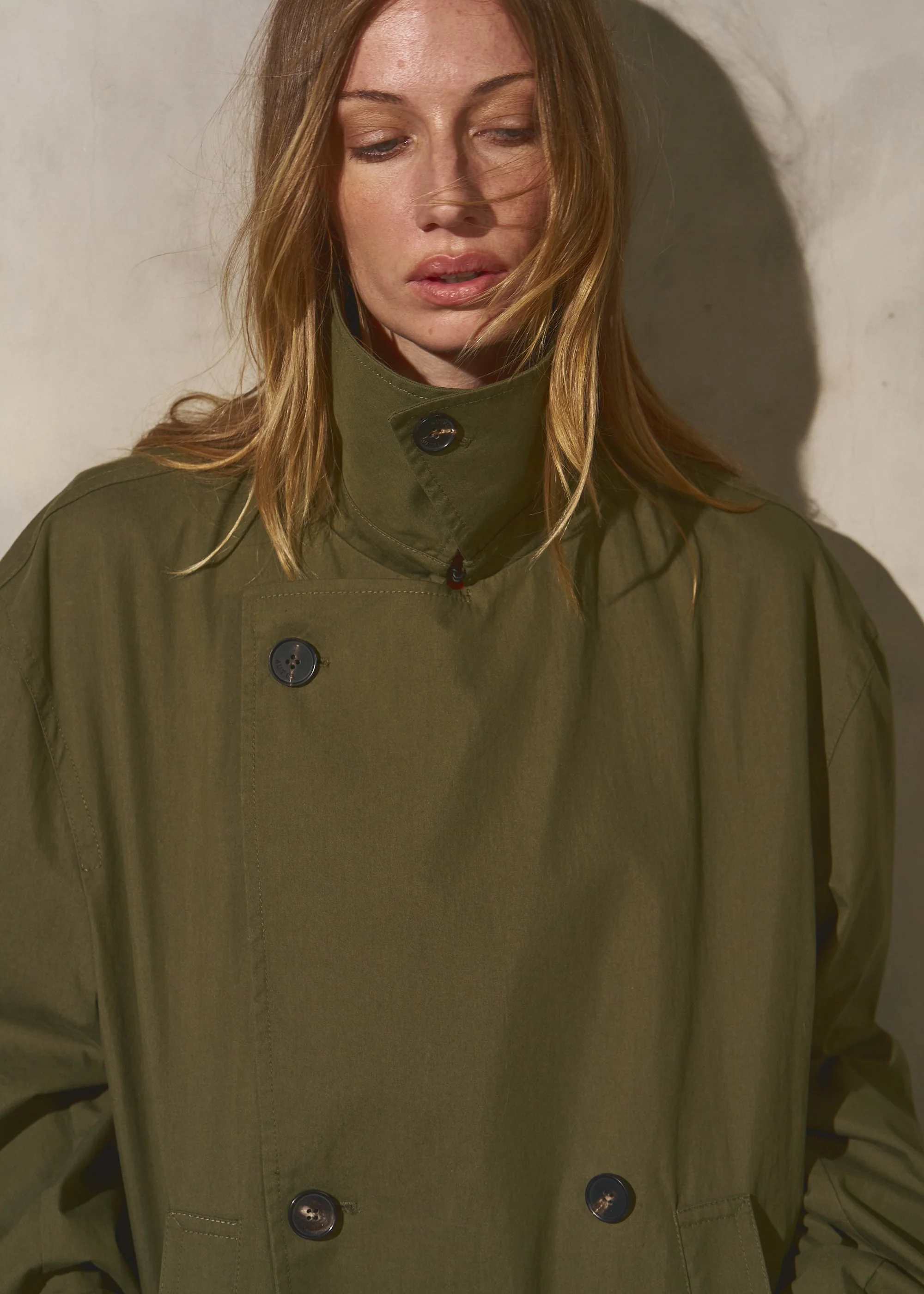 ITALIAN COTTON CROPPED TRENCH - Moss - Image 10