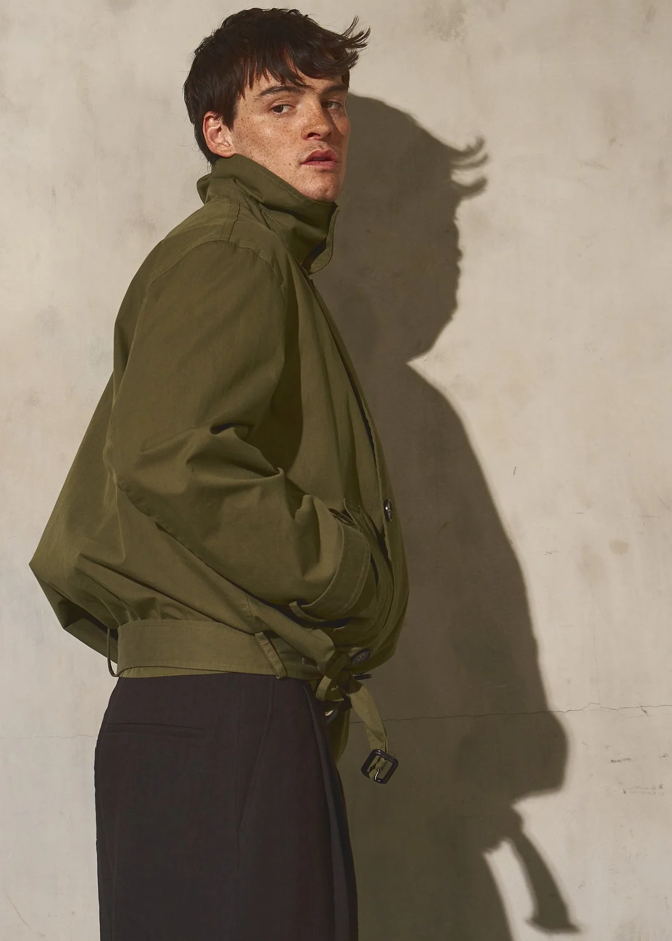 ITALIAN COTTON CROPPED TRENCH - Moss - Image 12