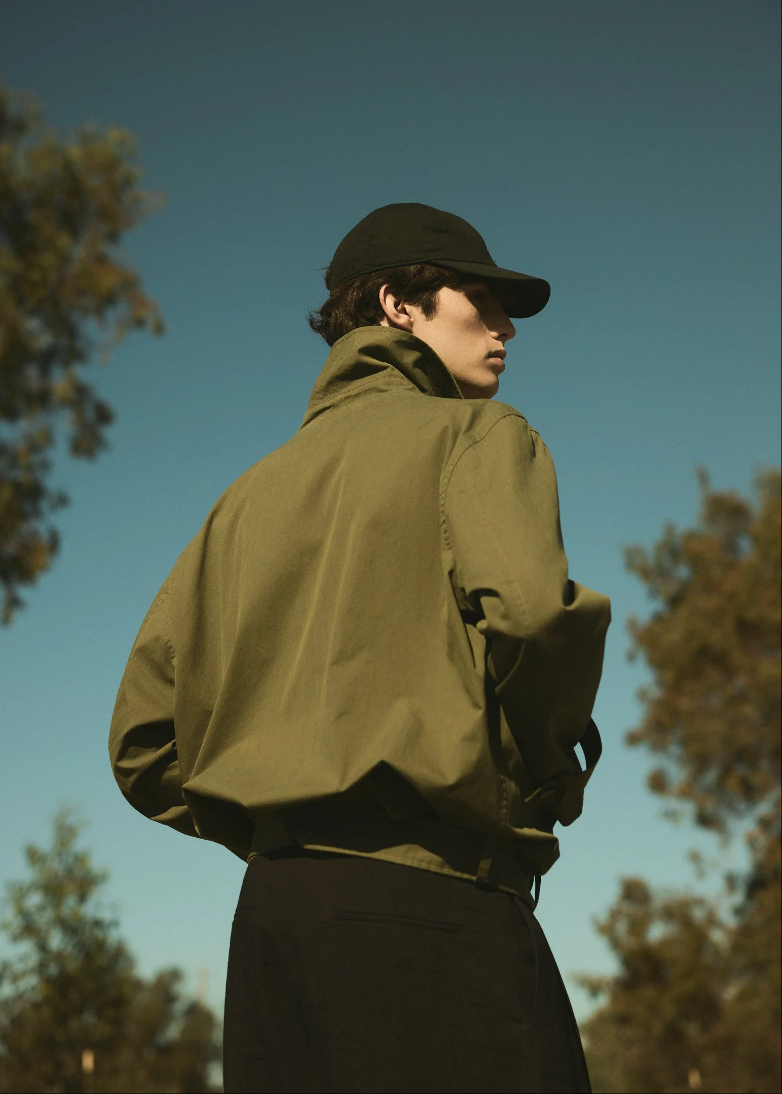 ITALIAN COTTON CROPPED TRENCH - Moss - Image 3