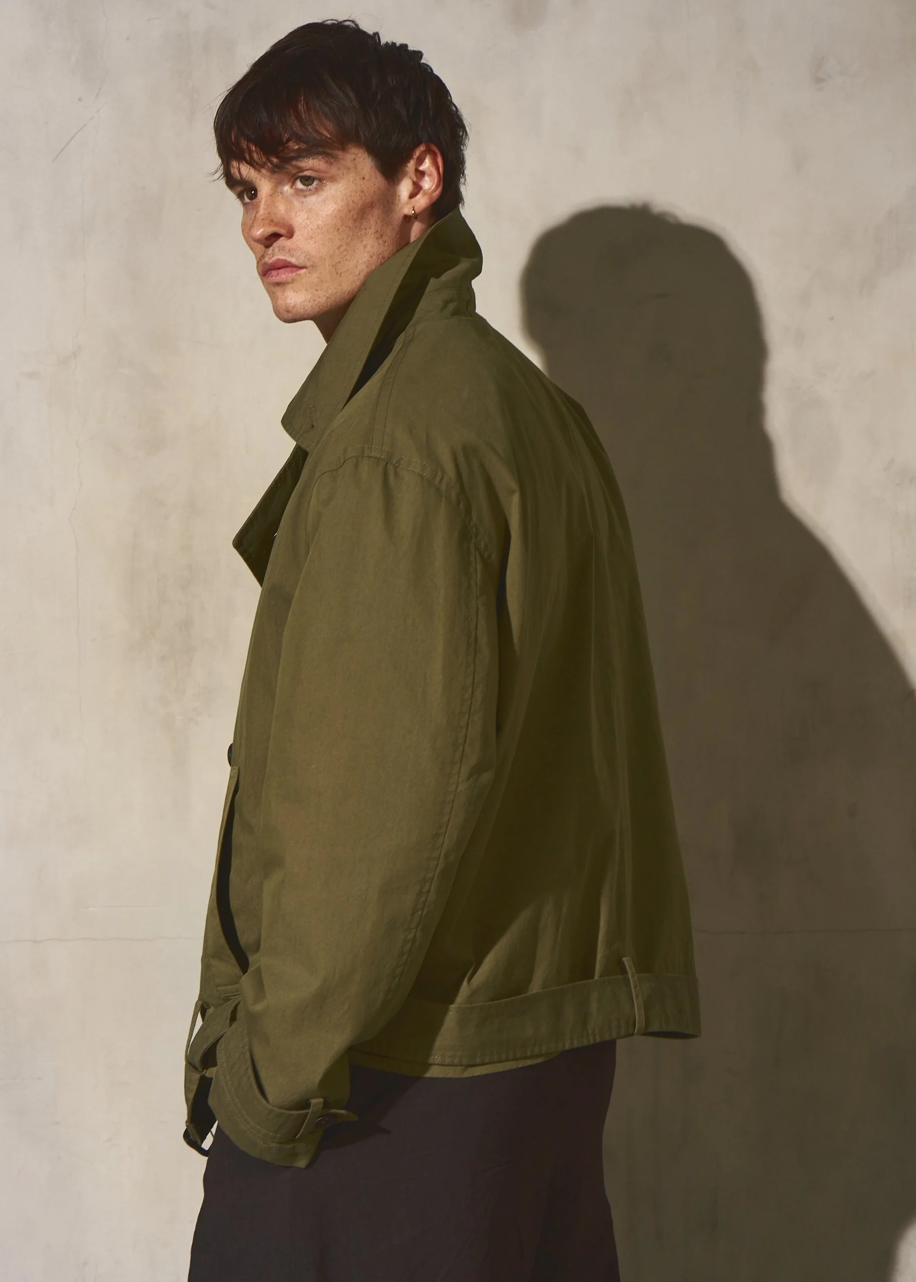 ITALIAN COTTON CROPPED TRENCH - Moss - Image 4