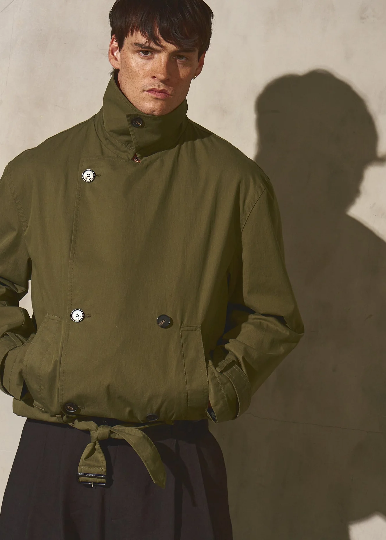 ITALIAN COTTON CROPPED TRENCH - Moss - Image 5