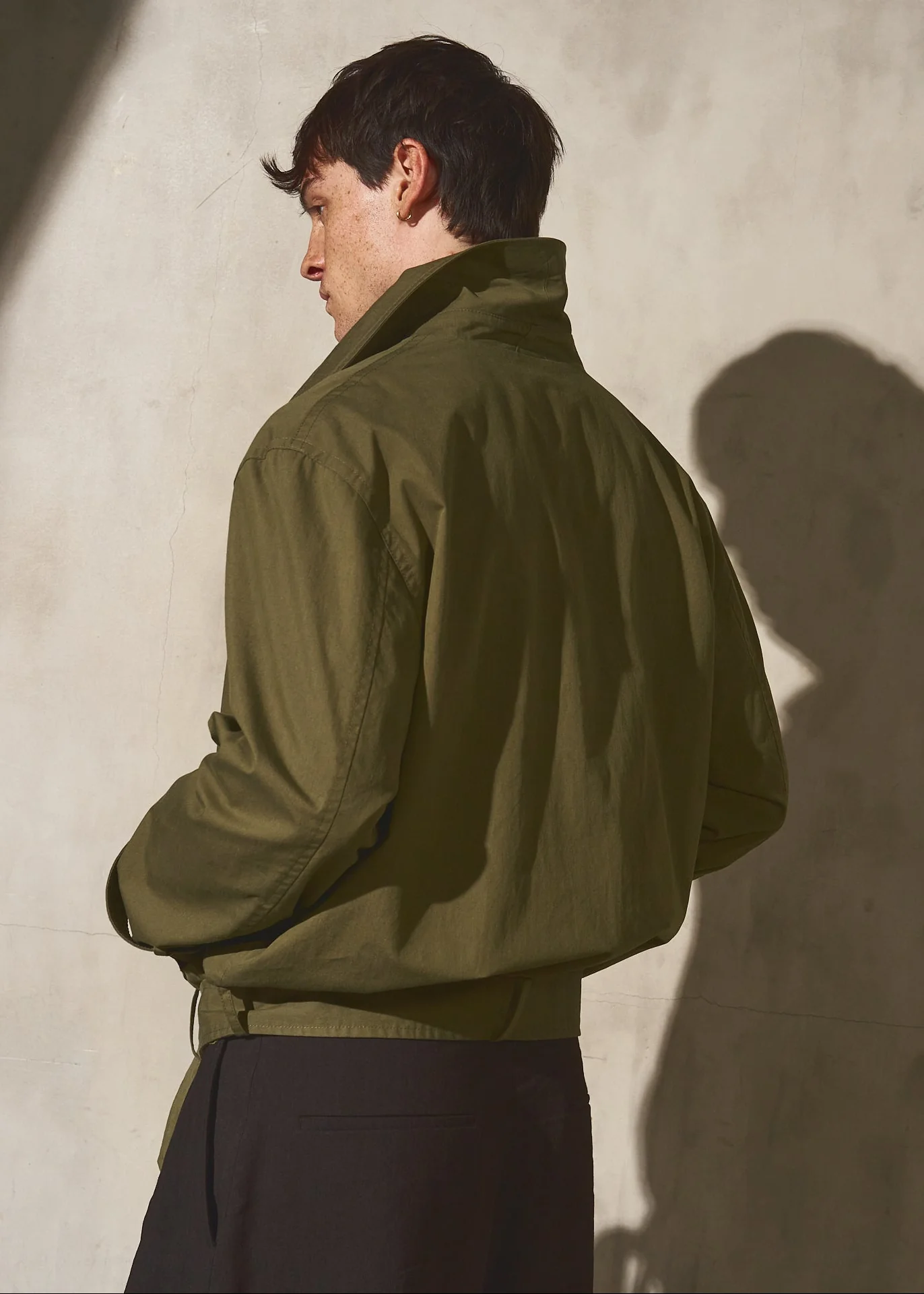 ITALIAN COTTON CROPPED TRENCH - Moss - Image 6
