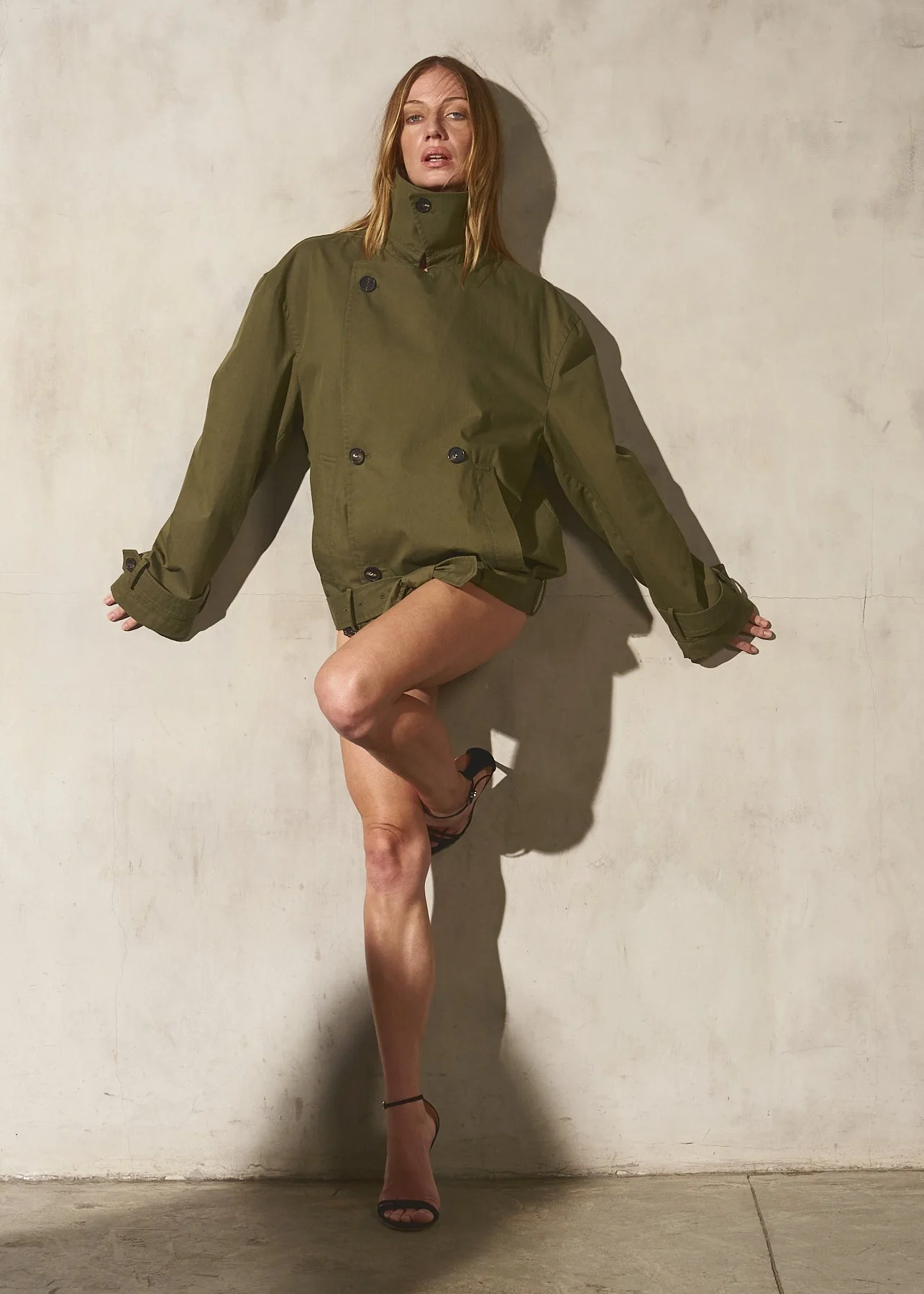 ITALIAN COTTON CROPPED TRENCH - Moss - Image 7