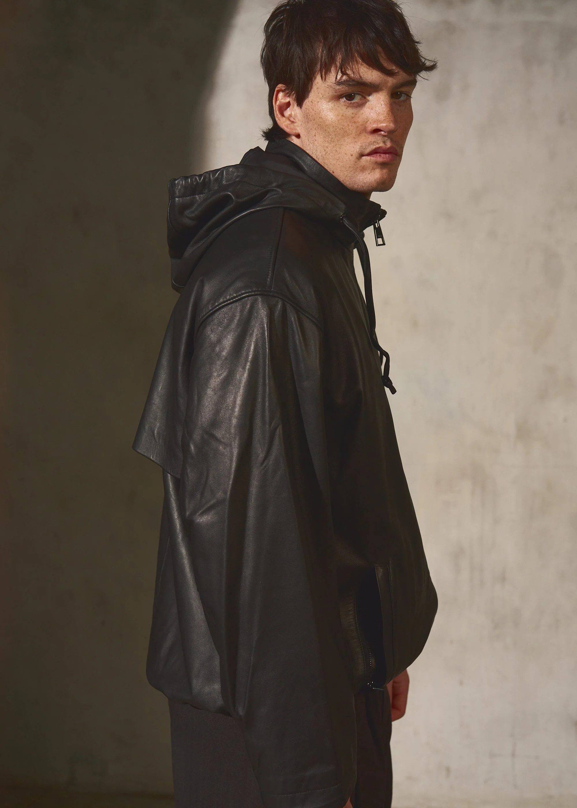 HOODED LEATHER WINDBREAKER - Noir - Image 10
