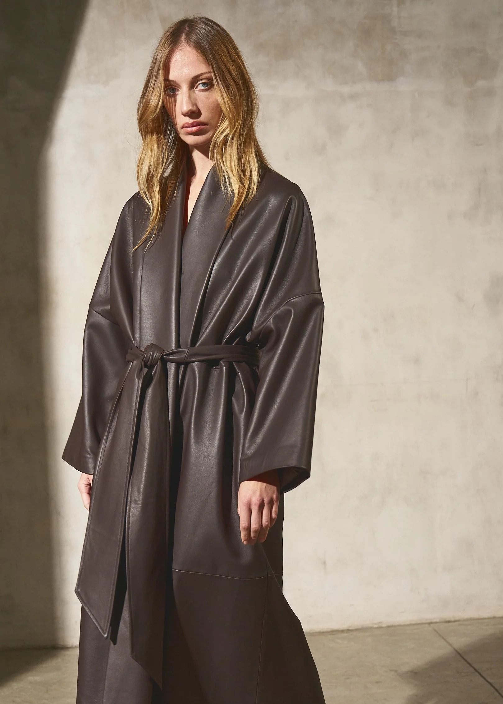 LEATHER CAPE COAT - Dark Espresso - Image 4