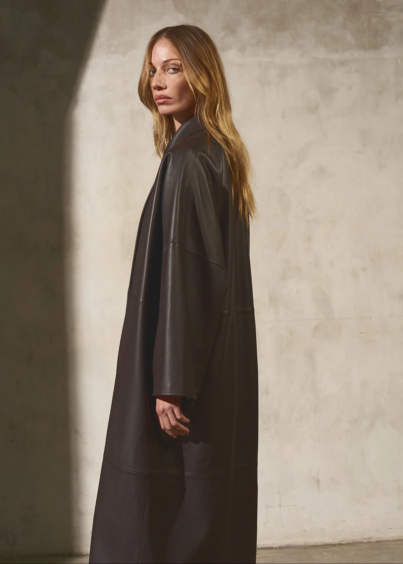 LEATHER CAPE COAT - Dark Espresso - Image 7