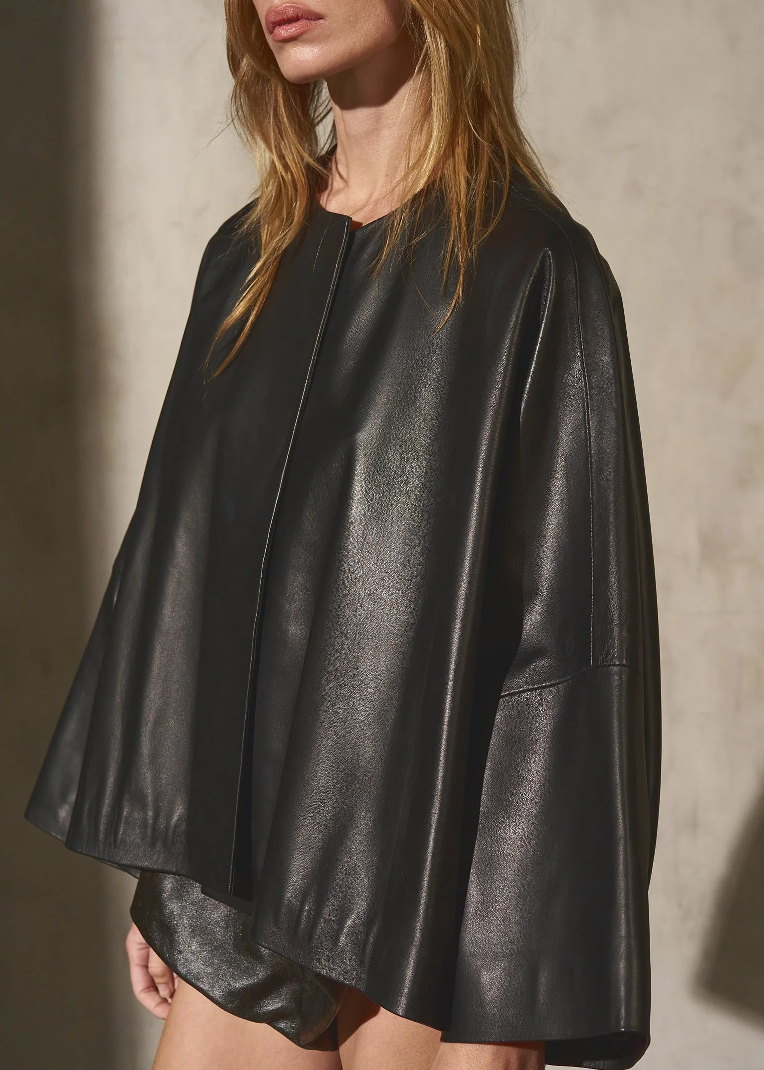 PAPERWEIGHT LEATHER CAPE - Noir - Image 8