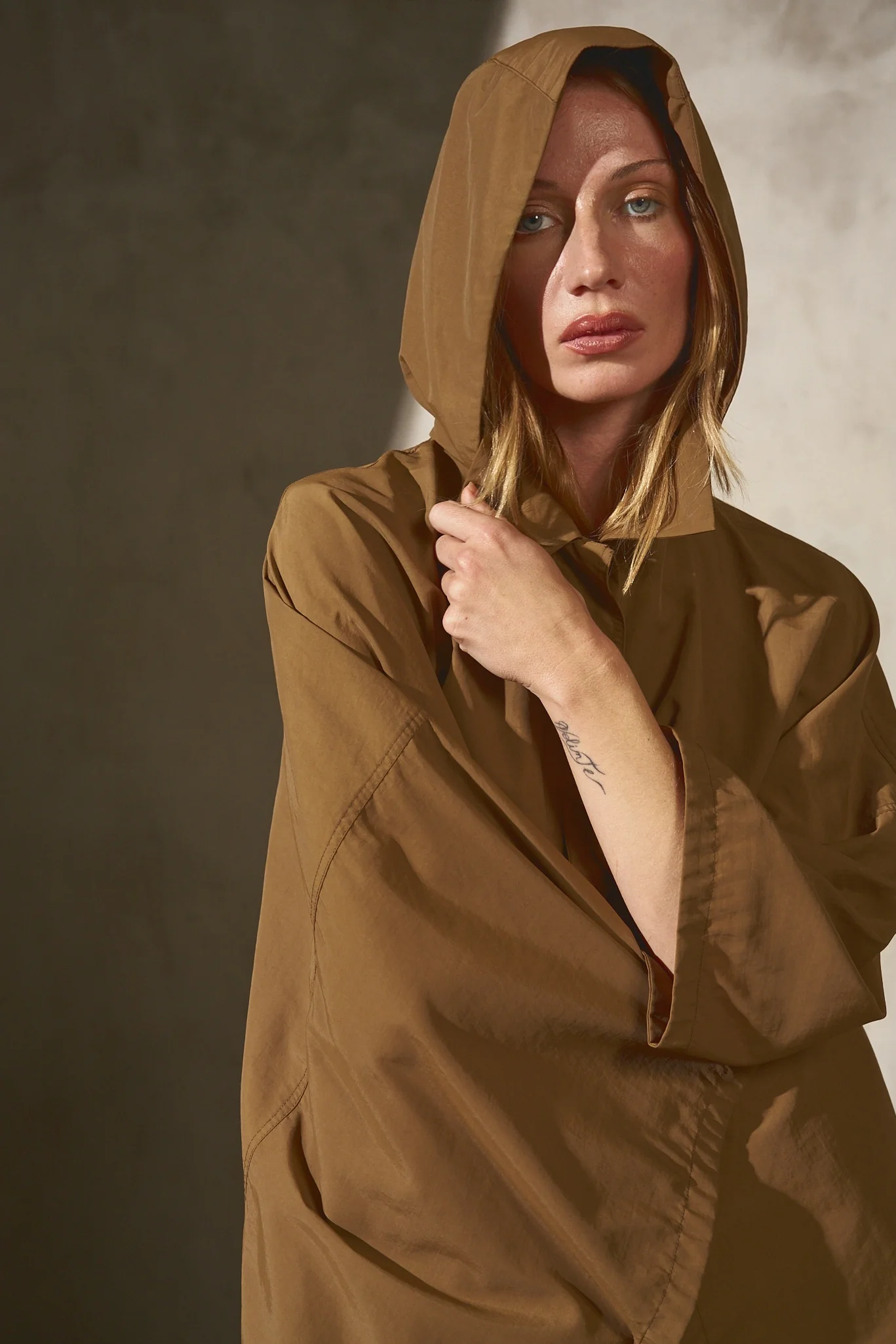 PAPERWEIGHT PONCHO - Latte - Image 7